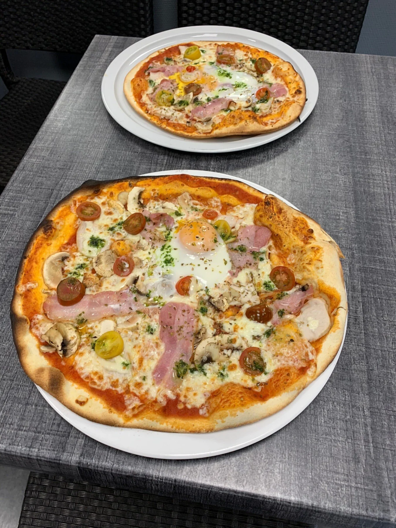Pizza œuf, lardons et champignons à la croûte dorée, sortie du four chez Pizza Fifi